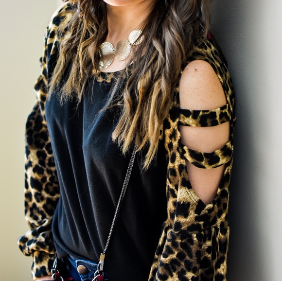 CUT OUT LEOPARD SLEEVE SOFT TOP in black - Picture 2 of 8